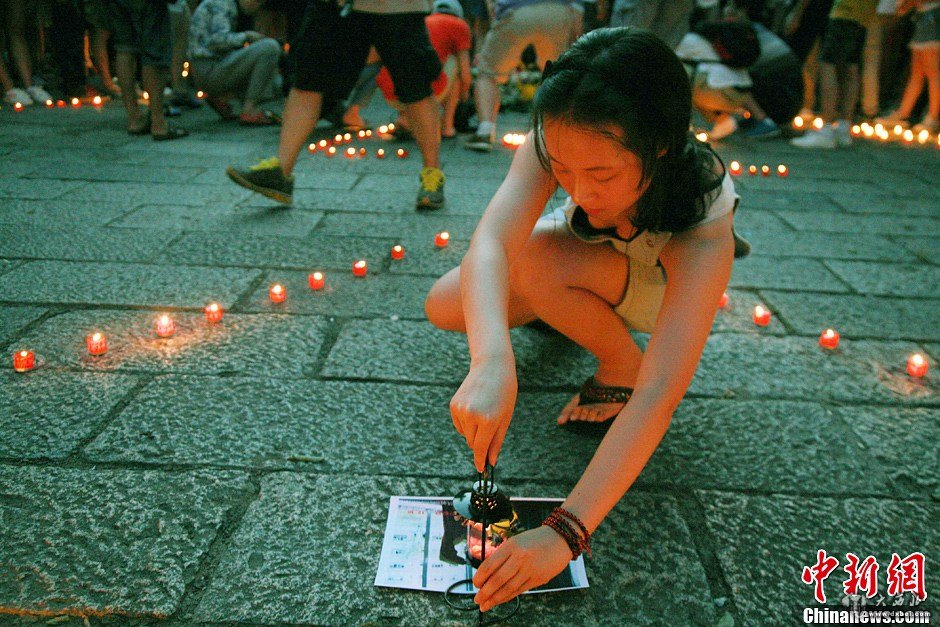 浙江江山市民為韓亞空難遇難中國女生默哀祈福