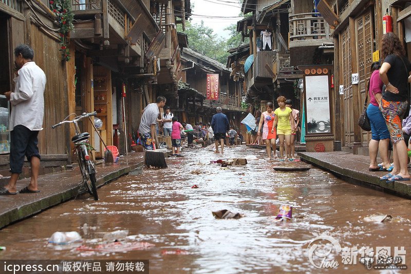 四川雅安普降大雨 上里古鎮(zhèn)遭洪水圍困損失慘重