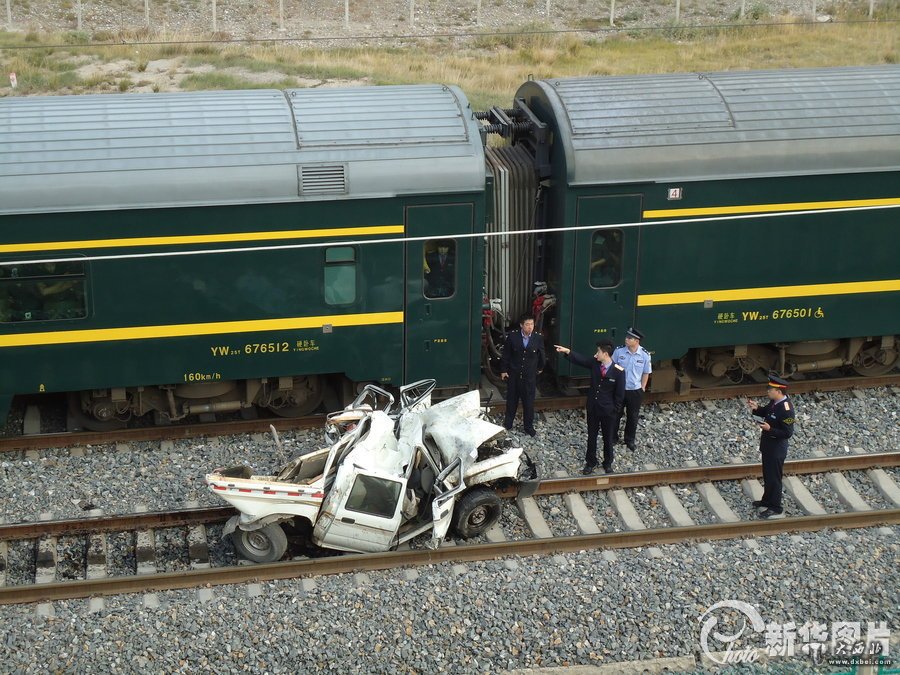 青藏鐵路烏蘭境內(nèi)發(fā)生汽車與火車相撞事故致3人死亡 