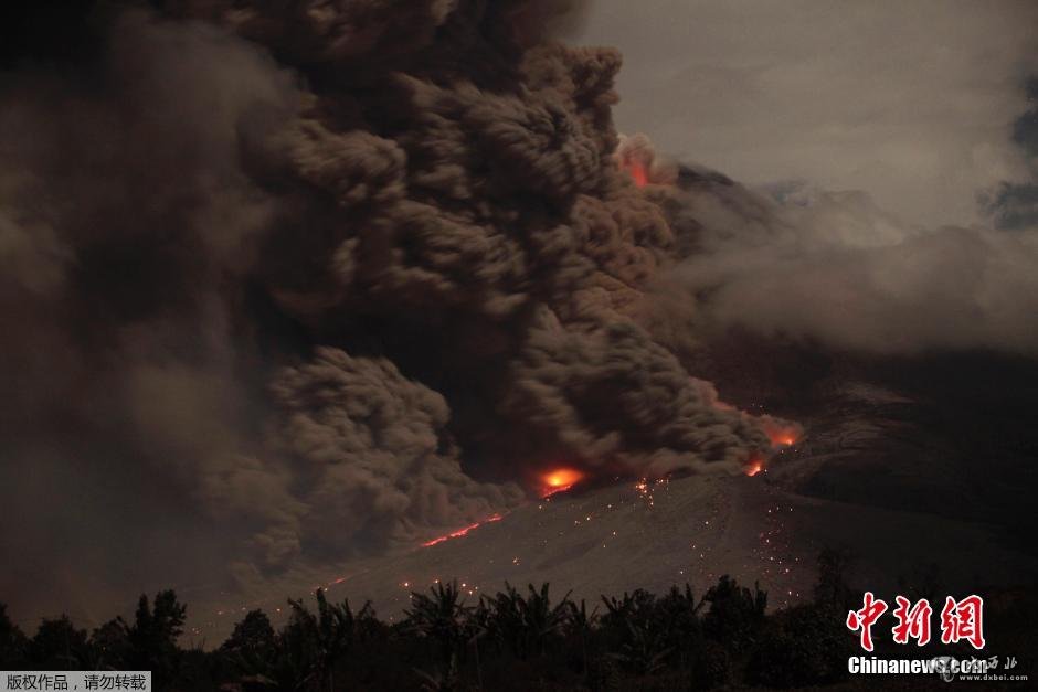 印尼錫納朋火山持續(xù)噴發(fā) 場(chǎng)面宛如末世(高清組圖)