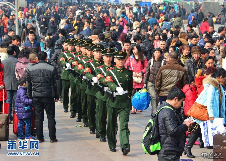 武警執(zhí)勤全國153個(gè)大中城市246個(gè)車站機(jī)場(chǎng)碼頭確保春運(yùn)安全