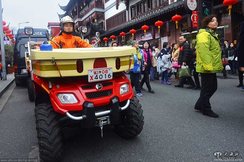 上海摩托消防車巡邏 造型拉風(fēng)引圍觀