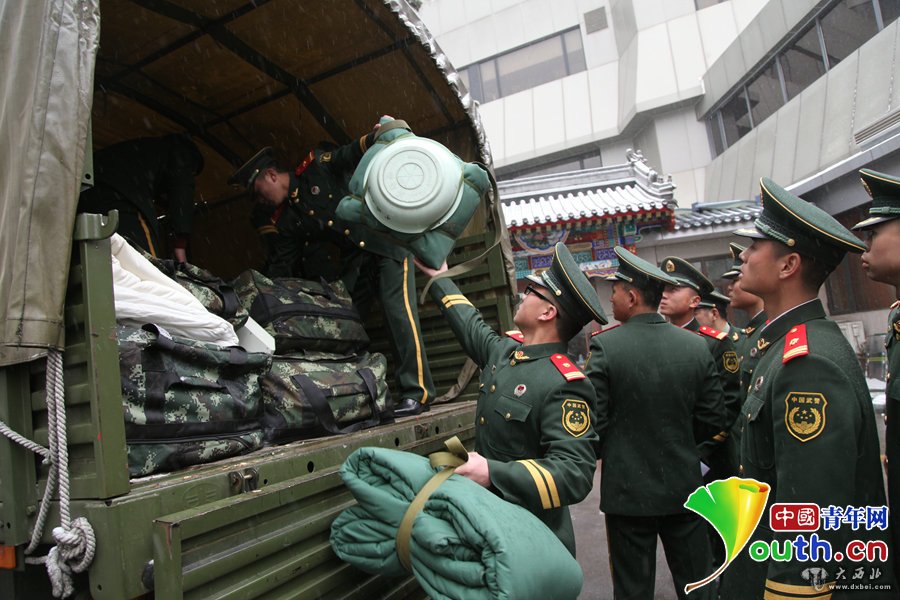 武警官兵自帶被褥進駐全國兩會住地