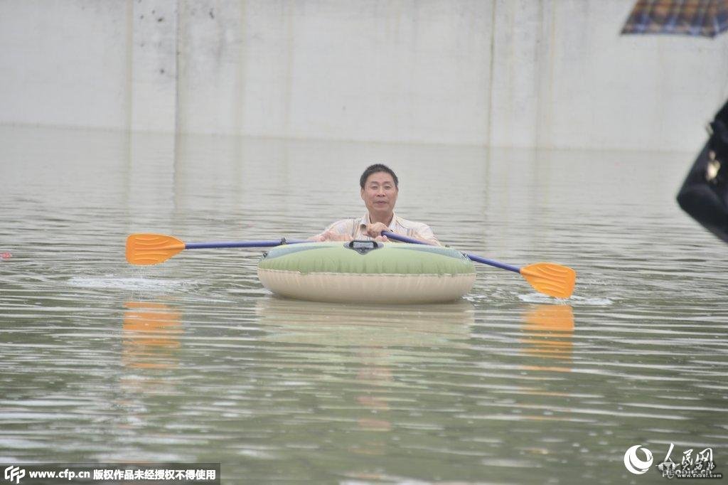 江蘇常州連降暴雨十余個(gè)小時(shí) 市民劃船出行