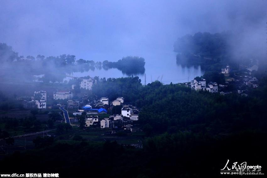 黃山塔川現(xiàn)平流霧美景宛若人間仙境