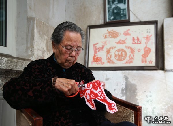 94歲高齡的蘭州市離休干部蘇正明革命剪紙