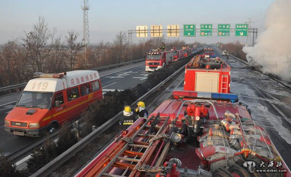 巉柳高速榆中縣三角城路段貨車追尾引發(fā)火災(zāi) 兩火車猛烈燃燒