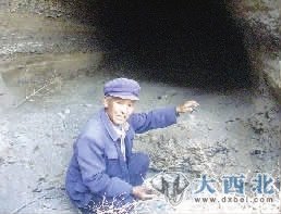 李德功老人介紹“庫存”廢鐵渣。