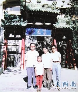 1984年，史葦湘、歐陽琳、史敦宇、金洵瑁在莫高窟三代人合影。