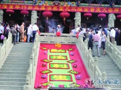 人們前去瞻仰寺院