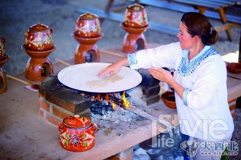 在墨西哥家庭中，玉米餅是最傳統(tǒng)的主食。