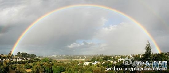 雨后的皇后鎮(zhèn)從一端到另一端，跨越了七色的期待