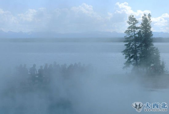 美國黃石國家公園老忠實泉景區(qū)的一處正在噴發(fā)的間歇泉(8月7日攝)。