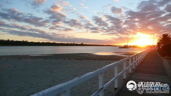 沐浴在夕陽中的澳大利亞熒光湖，湖岸小橋，光芒四射。