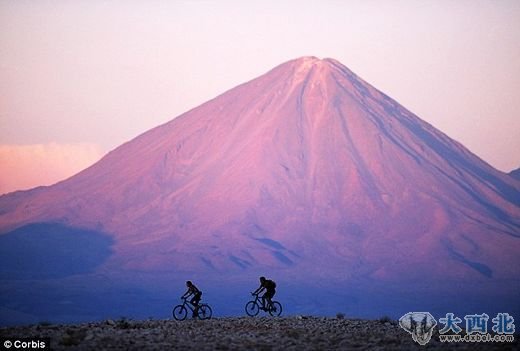 守衛(wèi)著這阿塔卡瑪沙漠的雷堪克博火山，位于智利和玻利維亞邊緣，是眾多火山中最顯著的一座。