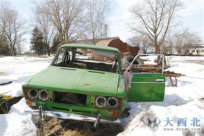 拉脫維亞路邊廢棄的轎車。