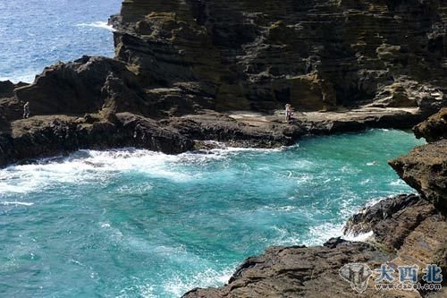 海浪不斷拍打巖石