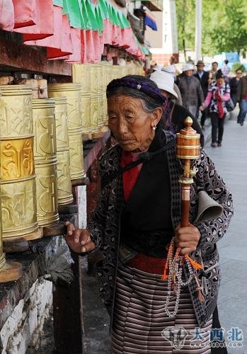 6月19日，一名藏族婦女在轉(zhuǎn)經(jīng)祈福。