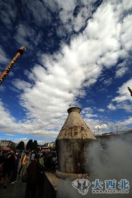 6月8日，大昭寺前桑煙繚繞。新華社記者 覺果 攝