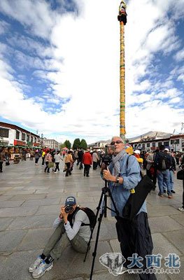 6月8日，外國游客在大昭寺前拍攝。新華社記者 覺果 攝