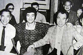 石堅(jiān)、李小龍、小麒麟合影

　　石堅(jiān)是老一輩的功夫明星，1973年更是被欽點(diǎn)參演了李小龍的電影 《龍爭(zhēng)虎斗》，飾演大反派“韓先生”。2009年6月3日因病去世，享年96歲。
