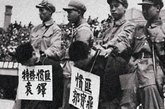 1950年至1953年，根據(jù)中央《關(guān)于鎮(zhèn)壓反革命活動的指示》，全面開展了鎮(zhèn)反運動，重點打擊土匪、惡霸、特務(wù)、反動黨團骨干、反動會道門道首。圖為公審逮捕的特務(wù)慣匪。