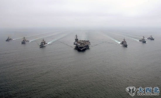 資料圖：美國(guó)海軍CVN-70卡爾-文森號(hào)航母戰(zhàn)斗群海上編隊(duì)