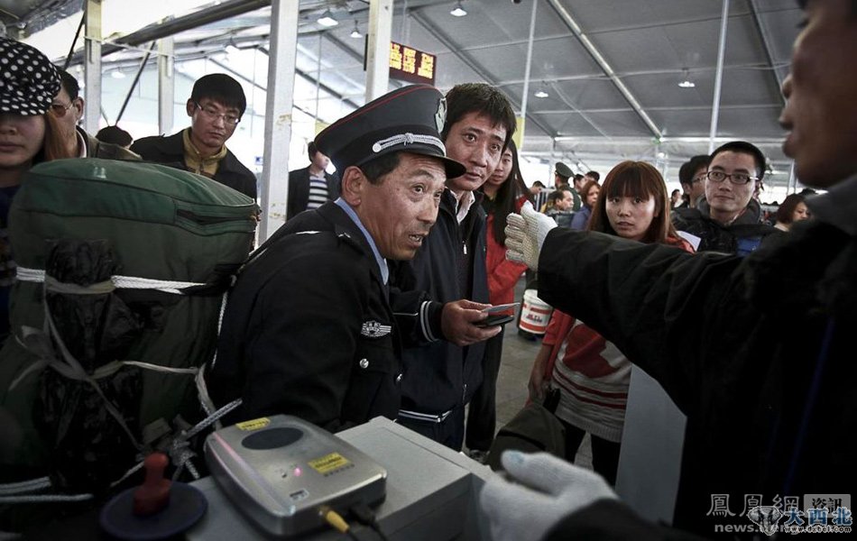 2012年1月8日，廣州火車(chē)站，一名外來(lái)務(wù)工者在進(jìn)站時(shí)，在實(shí)名制驗(yàn)證關(guān)卡受阻，一臉愕然。當(dāng)天，一年一度的春運(yùn)拉開(kāi)帷幕，至2月16日結(jié)束，持續(xù)40天。據(jù)預(yù)測(cè)，2012年春運(yùn)期間客流量將達(dá)到31.58億人次，各地民航、鐵路、公路等運(yùn)輸部門(mén)已做好應(yīng)對(duì)客流高峰的各項(xiàng)準(zhǔn)備。   Benjamin Houston/東方IC 