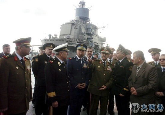 資料圖：2012年1月8日，俄羅斯海軍庫茲涅佐夫號(hào)航母在敘利亞塔爾圖斯港附近海域?？科陂g，敘利亞國防部長及軍方高層登艦參觀。