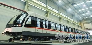 1月20日，一列中低速磁浮列車在中國南車株洲電力機車有限公司內(nèi)下線。新華社發(fā) 