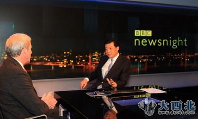 駐英國大使劉曉明在BBC“新聞之夜”（NEWSNIGHT）演播室接受該節(jié)目著名主持人帕克斯曼（Jeremy Paxman）直播專訪。