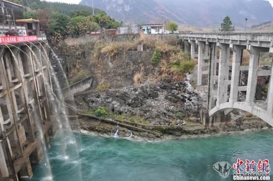 2月2日，在廣西柳州市柳城縣糯米灘水電站，武警和消防戰(zhàn)士將袋裝聚合氯化鋁投入水池并引入江中稀釋污染水體，力保柳州水源安全。中新社記者 劉萬強(qiáng) 攝