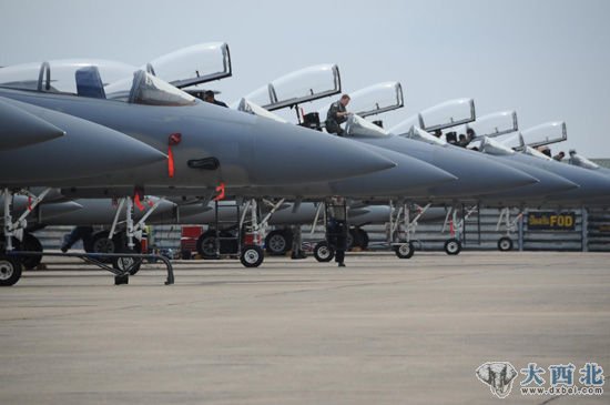 資料圖：駐日美軍F-15C戰(zhàn)機(jī)群。