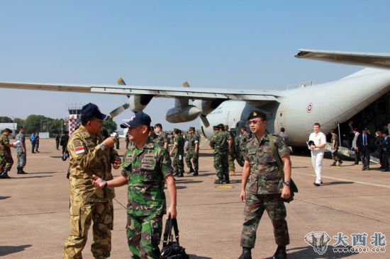 參加演習(xí)的軍人抵達(dá)呵叻府的一座空軍軍事基地。新華社記者 楊定都攝 