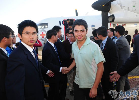 2月7日，在肯尼亞首都內羅畢威爾遜機場，獲救人員走下飛機。