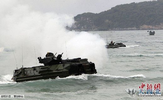 2月10日，美泰兩國(guó)軍隊(duì)在泰國(guó)春武里府東部海灘進(jìn)行了聯(lián)合搶灘登陸演習(xí)。據(jù)悉，此次演習(xí)是南亞地區(qū)最大規(guī)?！敖鹕坨R蛇”聯(lián)合軍演的一部分。圖為兩棲突擊車向海灘沖去。