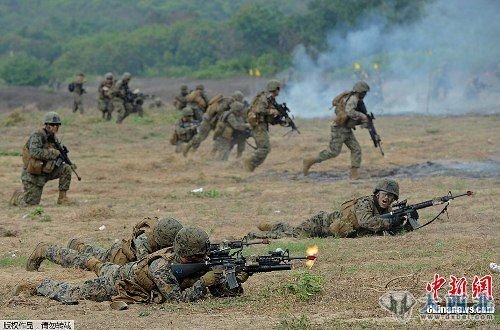 圖為從兩棲突擊車沖出的美海軍陸戰(zhàn)隊(duì)士兵建立防線。