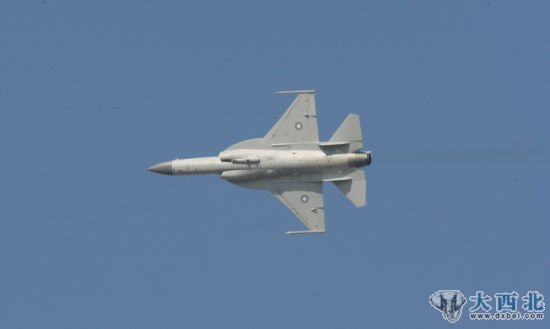 資料圖：巴基斯坦飛行員駕駛的“JF-17”“梟龍”戰(zhàn)斗機進行飛行表演。