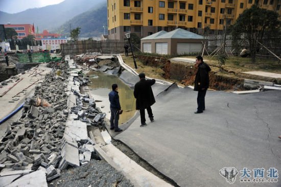 2012年2月21日，浙江溫嶺，城西街道的康庭佳園一地面發(fā)生沉降，落差近一米。目前，有懷疑稱是隔壁工地施工所致。