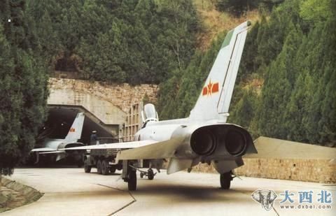 資料圖：中國空軍J8II戰(zhàn)機進入地下機庫 