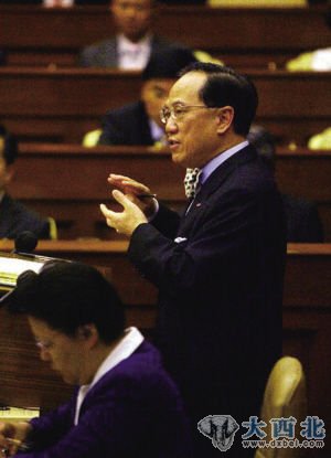 2007年7月，香港特別行政區(qū)行政長官曾蔭權(quán)在立法會大樓會議廳出席立法會會議，回答議員的提問。這是第三屆政府開始工作后第一次做答問大會。 資料圖片