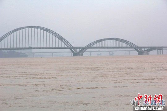 3月9日，暴漲的洪水從吉安大橋流過。李建平 攝