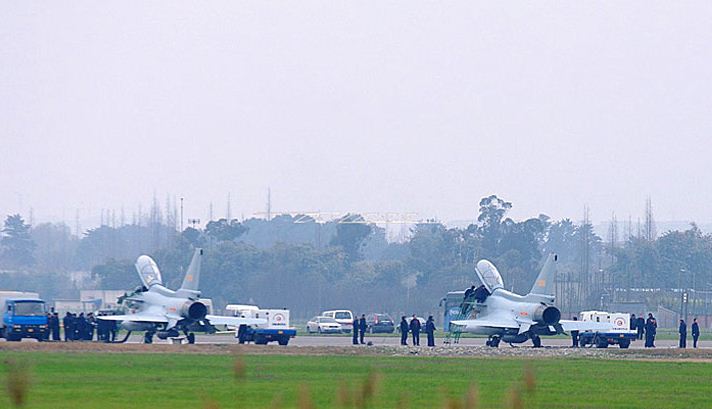 中國(guó)空軍最新一批殲-10A戰(zhàn)斗機(jī)正在某機(jī)場(chǎng)做出廠前的試飛工作。