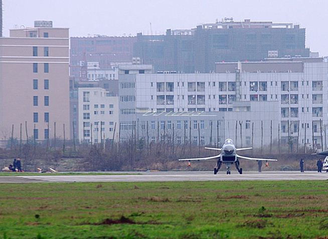 中國(guó)空軍最新一批殲-10A戰(zhàn)斗機(jī)正在某機(jī)場(chǎng)做出廠前的試飛工作。