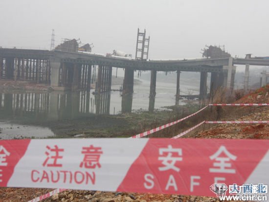 3月13日，湖南省婁底市漣水河大橋(三大橋)橋面發(fā)生斷裂的事故現(xiàn)場拉起了警戒線。 