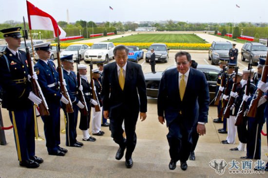 2012年4月4日，美國國防部長帕內(nèi)塔（中右）歡迎新加坡國防部長黃永宏（中左）來訪。