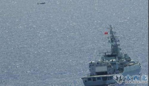 資料圖：日本自衛(wèi)隊拍攝的中國海軍艦隊通過沖繩近海時艦艇上空的無人機