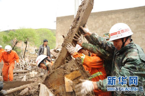 　　5月12日，定西公安消防支隊(duì)官兵在岷縣重災(zāi)區(qū)茶堡鎮(zhèn)溝門村搜尋失蹤人員。新華社發(fā)