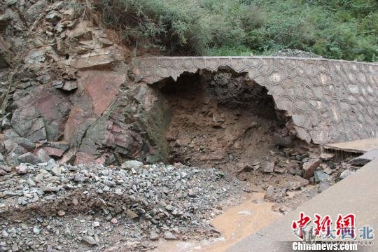 圖為當(dāng)?shù)氐缆纷o坡遭到破壞。劉丁山攝　劉丁山　攝