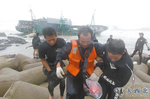 8月28日，韓國(guó)海警在濟(jì)州島西歸浦市近海救助遇險(xiǎn)的中國(guó)漁民。